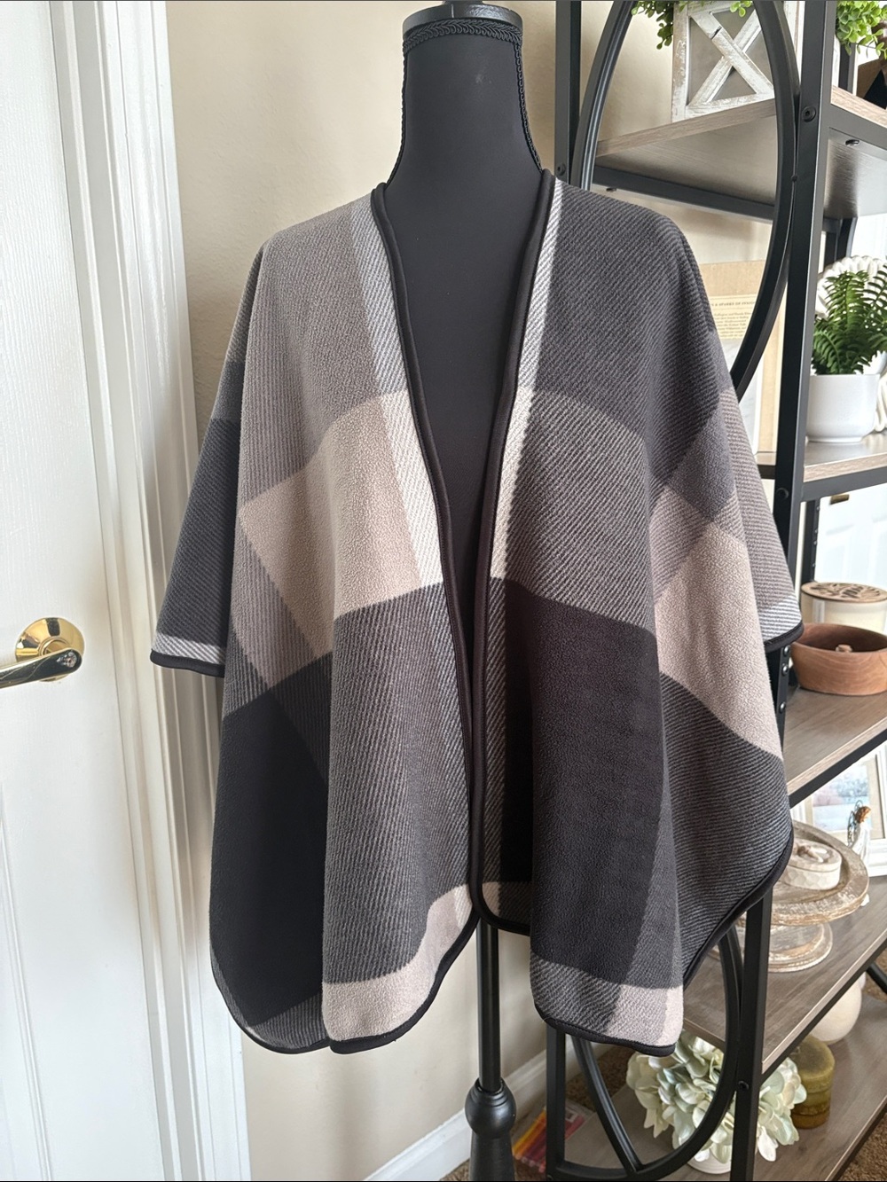 Jessica Simpson Gray & Black Plaid Open-Front Poncho